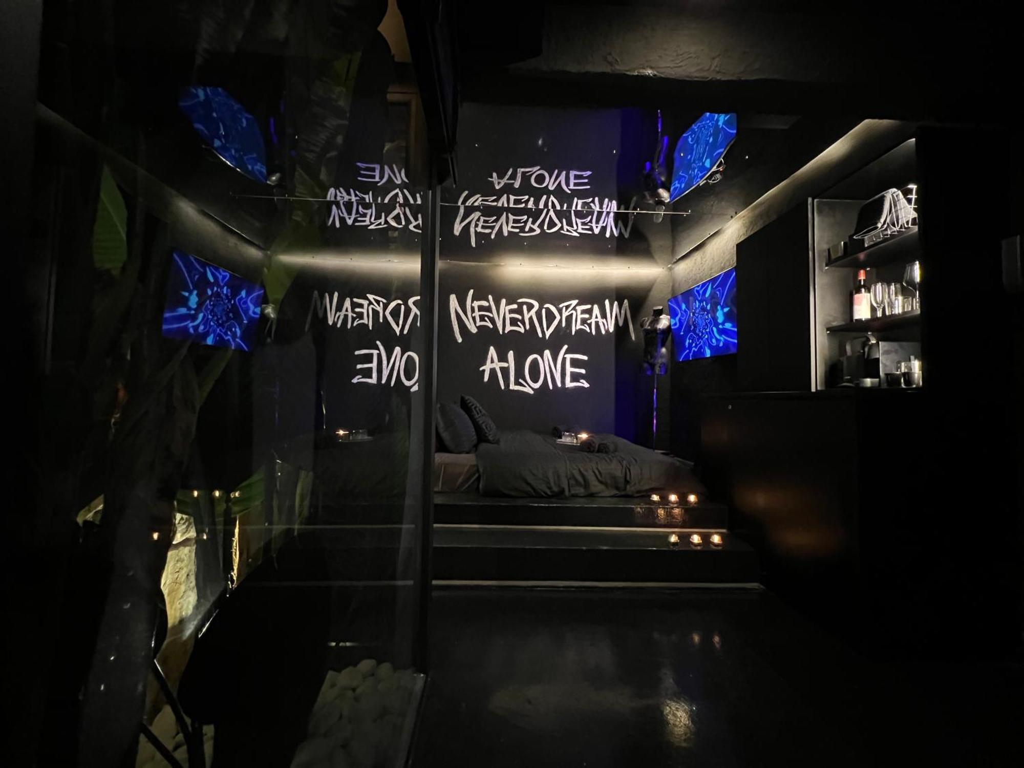 Doormat#13 Black Mirror Szaloniki Kültér fotó