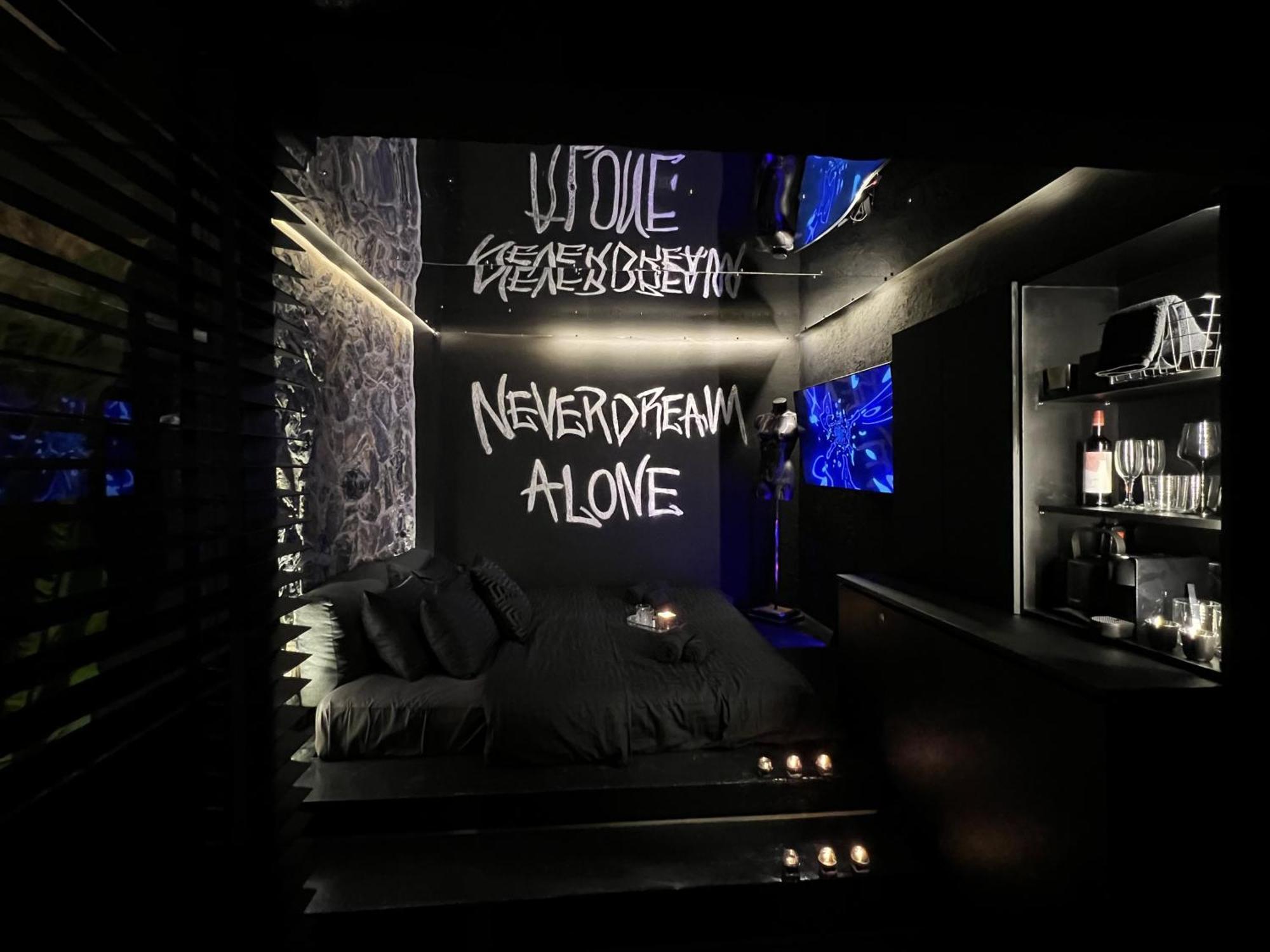 Doormat#13 Black Mirror Szaloniki Kültér fotó